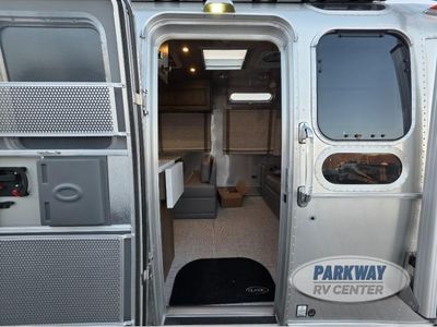 2024 Airstream Classic - Photo 10