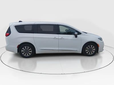 2023 Chrysler Pacifica — photo 8 view