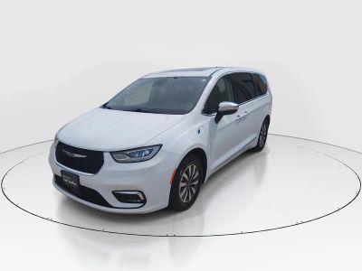2023 Chrysler Pacifica — rear three-quarter view