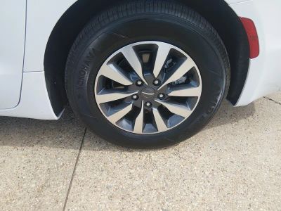 2023 Chrysler Pacifica — photo 10 view