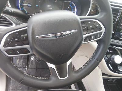 2023 Chrysler Pacifica — photo 12 view