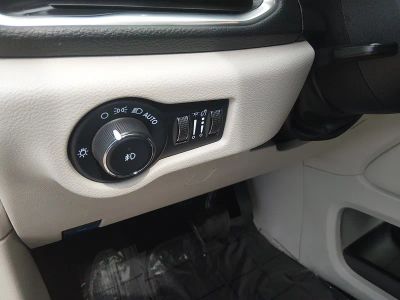 2023 Chrysler Pacifica — photo 13 view