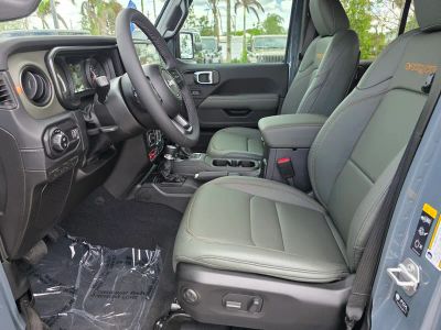 2026 Jeep Gladiator — photo 12 view