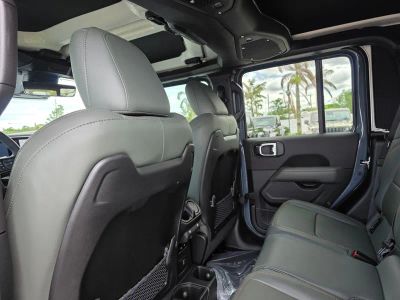 2026 Jeep Gladiator — photo 9 view