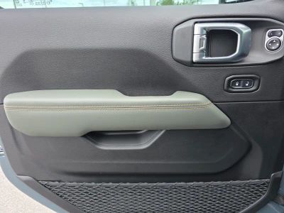 2026 Jeep Gladiator — photo 14 view