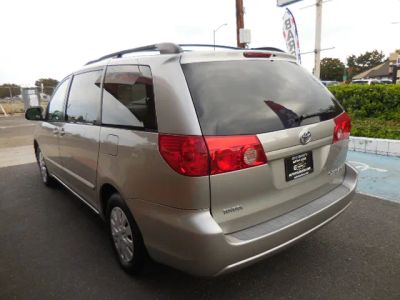 2007 Toyota Sienna — detail view