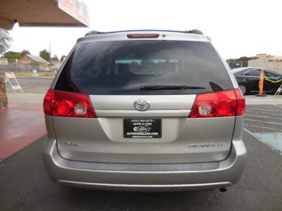 2007 Toyota Sienna — interior view