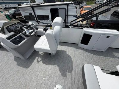 2024 Godfrey Pontoons Sweetwater — photo 8 view