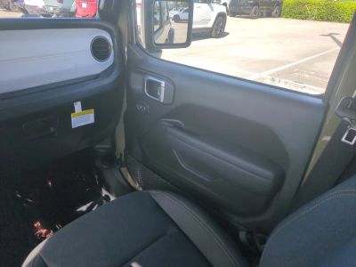 2026 Jeep Wrangler — photo 18 view