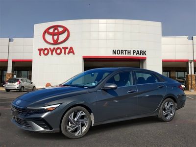 2025 Hyundai Elantra SEL Convenience in Amazon Gray — front three-quarter view