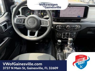 2025 Jeep Wrangler — photo 14 view