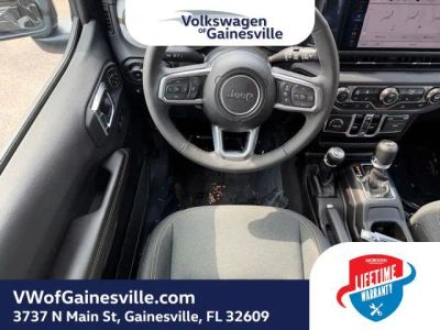 2025 Jeep Wrangler — photo 15 view