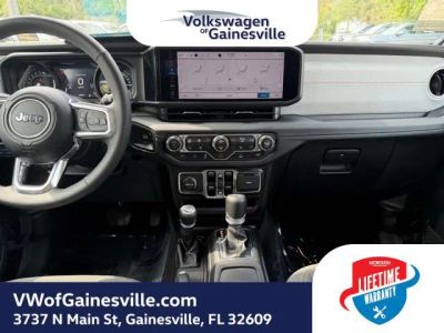 2025 Jeep Wrangler — photo 13 view