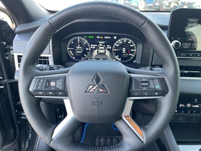 2025 Mitsubishi Outlander Plug-In Hybrid - Photo 12