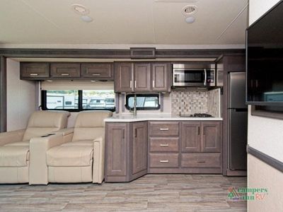 2023 Thor Motor Coach Miramar - Photo 9