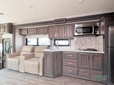 2023 Thor Motor Coach Miramar - Photo 10