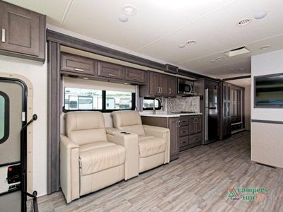 2023 Thor Motor Coach Miramar - Photo 8