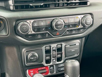 2025 Jeep Wrangler — photo 15 view