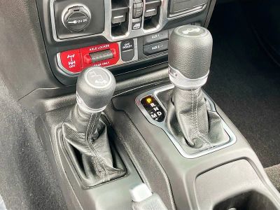 2025 Jeep Wrangler — photo 16 view