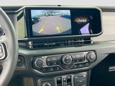 2025 Jeep Wrangler — photo 13 view