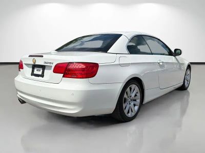 2013 BMW 3 Series — rear three-quarter view