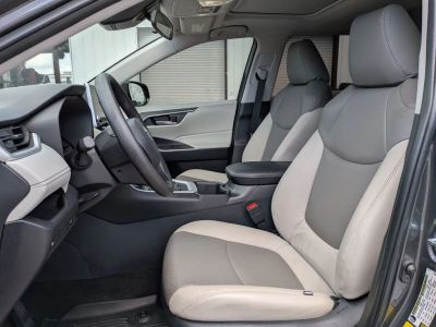 2025 Toyota RAV4 - Photo 12