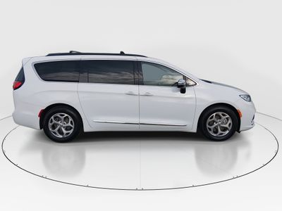 2023 Chrysler Pacifica — photo 8 view