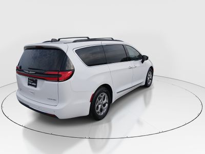 2023 Chrysler Pacifica — photo 7 view