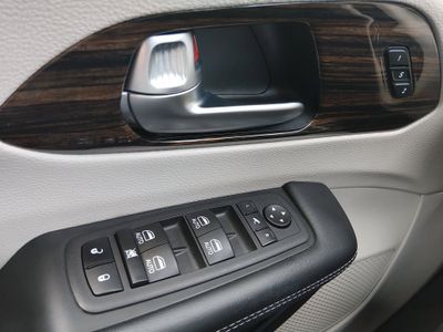 2023 Chrysler Pacifica — photo 20 view