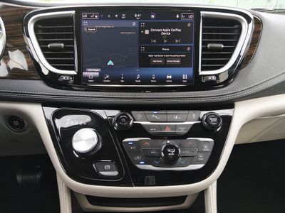2023 Chrysler Pacifica — photo 13 view