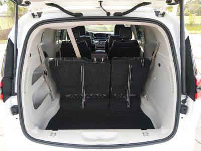 2023 Chrysler Pacifica — photo 11 view