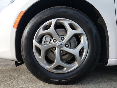 2023 Chrysler Pacifica — photo 10 view