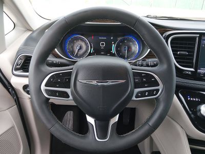 2023 Chrysler Pacifica — photo 12 view