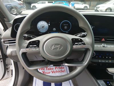 2024 Hyundai Elantra — photo 12 view