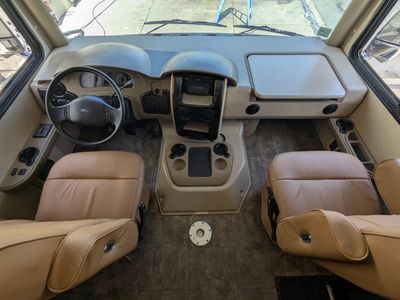 2015 Thor Motor Coach Challenger — photo 13 view
