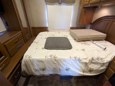 2015 Thor Motor Coach Challenger — photo 22 view