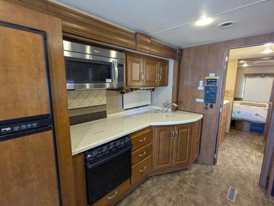 2015 Thor Motor Coach Challenger — photo 27 view