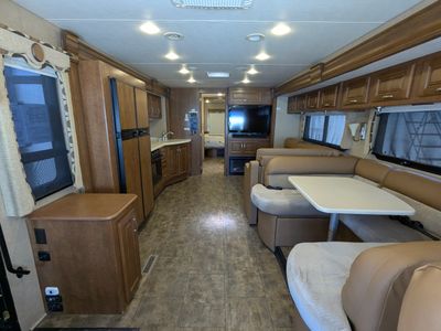 2015 Thor Motor Coach Challenger — photo 8 view