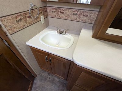 2015 Thor Motor Coach Challenger — photo 23 view