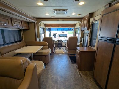 2015 Thor Motor Coach Challenger — photo 17 view