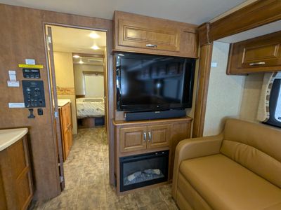 2015 Thor Motor Coach Challenger — photo 21 view