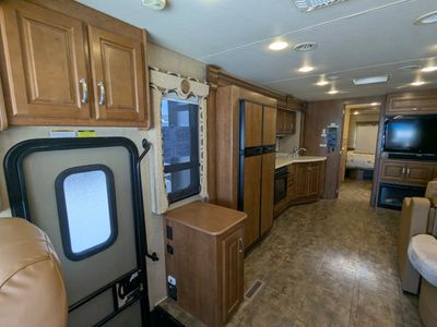 2015 Thor Motor Coach Challenger — photo 10 view