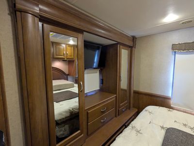 2015 Thor Motor Coach Challenger — photo 11 view