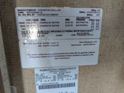 2015 Thor Motor Coach Challenger — photo 18 view