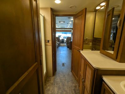 2015 Thor Motor Coach Challenger — photo 26 view