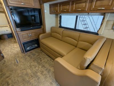 2015 Thor Motor Coach Challenger — photo 30 view