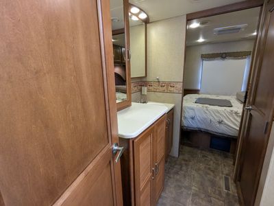 2015 Thor Motor Coach Challenger — photo 14 view
