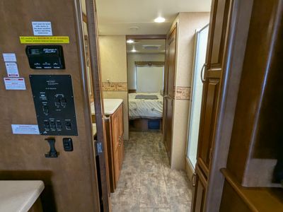 2015 Thor Motor Coach Challenger — photo 12 view