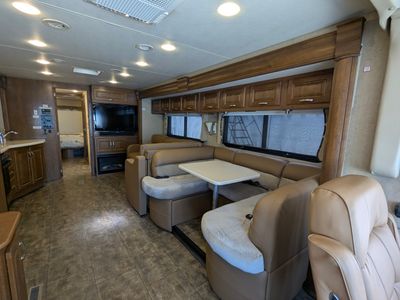 2015 Thor Motor Coach Challenger — photo 32 view