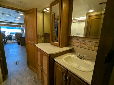 2015 Thor Motor Coach Challenger — interior view